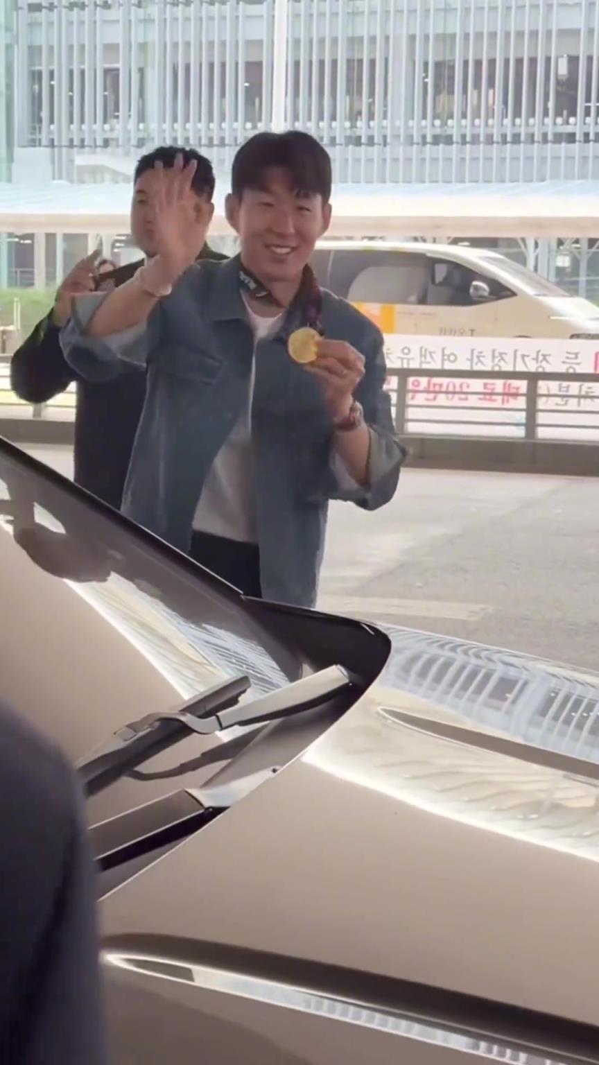 衣锦还乡！孙兴慜返回韩国，众多女球迷让其把欧联奖牌戴上