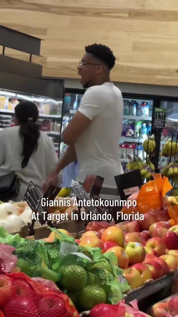 好男人啊！字母哥在奥兰多度假 陪妻子一起逛超市